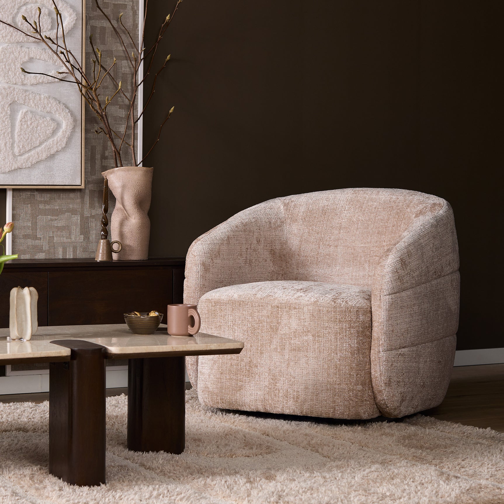 Beige fauteuil met hoge rug en afgeronde zijkant, gestoffeerd textiel