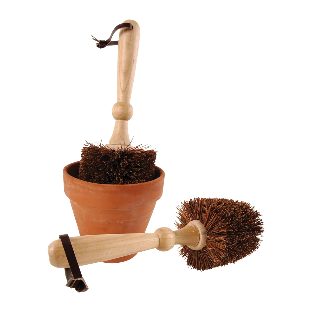 Bloempot borstel met houten steel en ronde borstelharen, bij terracottakleurige pot.