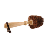 Bloempot borstel: houten handvat met zwarte beugel en ronde borstelkop van bruin haar.