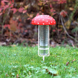 Vliegenzwam regenmeter met rode dop en meetbuis, met witte poten voor in de tuin