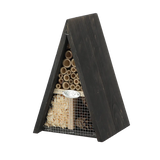 Insectenhotel wigwam van donker hout met open ingang en bamboe buizen