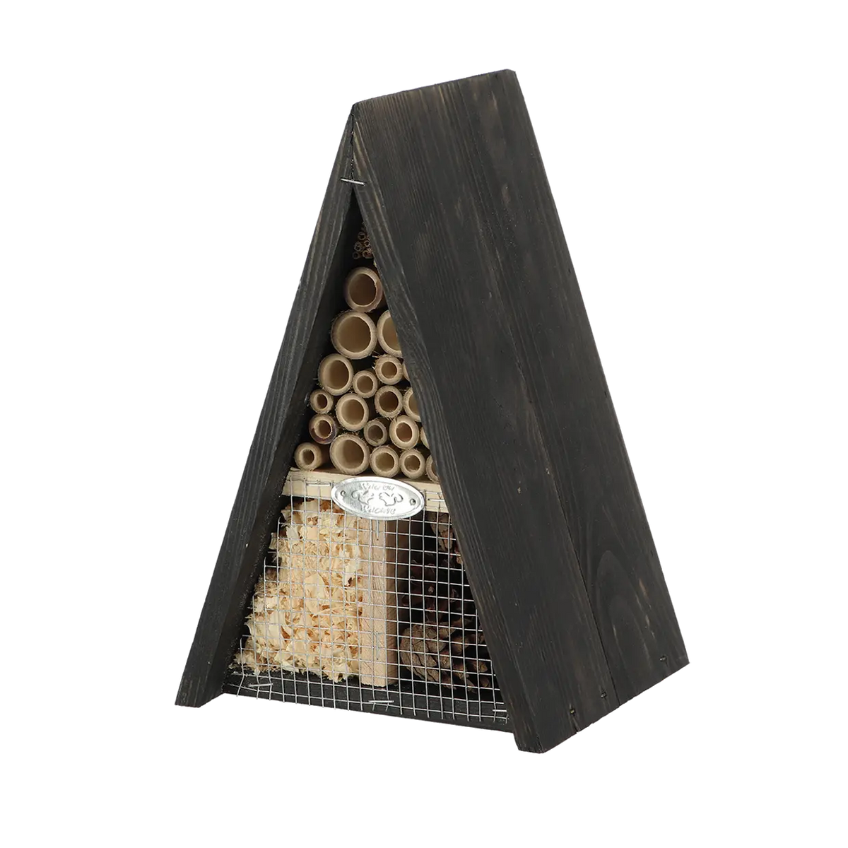 Insectenhotel wigwam van donker hout met open ingang en bamboe buizen