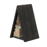 Insectenhotel wigwam van donker hout met bamboe buizen en gaas binnenin