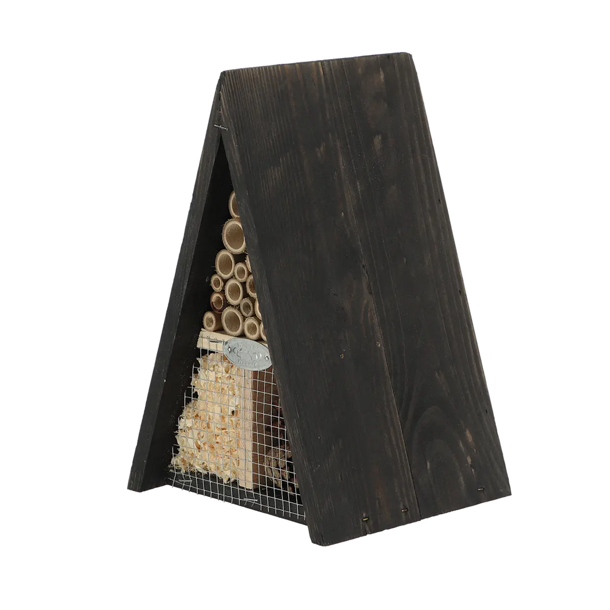 Insectenhotel wigwam van donker hout met bamboe buizen en gaas binnenin