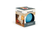 Verpakte rubberen snackbal doosje met blauwe bal en label