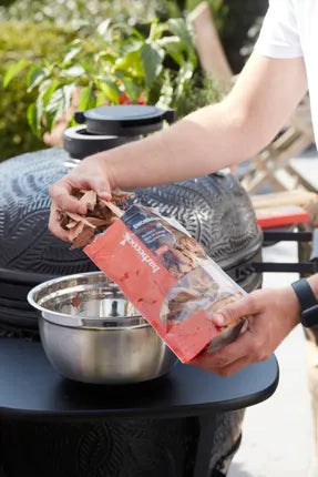 Beuken rookhout chunks in gebruik: zak boven een houtskoolgrill, Barbecook.