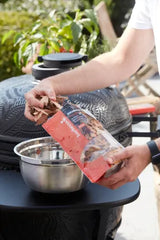 Beuken rookhout chunks in gebruik: zak boven een houtskoolgrill, Barbecook.