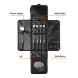 Accessoireset Solo Stove Mesa XL in open opbergzak met mini-sticks en schep