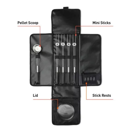 Accessoireset Solo Stove Mesa XL in open opbergzak met mini-sticks en schep