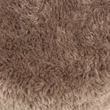 Detail van de lange, zachte taupekleurige vezels van de poodlepoef