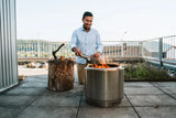 Solo Stove Bonfire rvs vuurschaal met open vuur op terras
