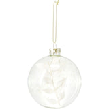 Decoratieve kerstbal van helder glas met witte tak- en bladprint en gouden ophanglus.