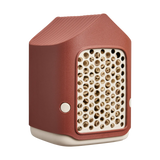Rood insectenhotel met openingen met ronde holletjes en scharnierende zijwand