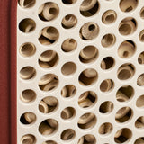 Close-up van de holletjes in het insectenhotel, in houten buisjes