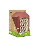 Insectenhotel in verpakking met rood huisje en voorpaneel met ronde gaatjes