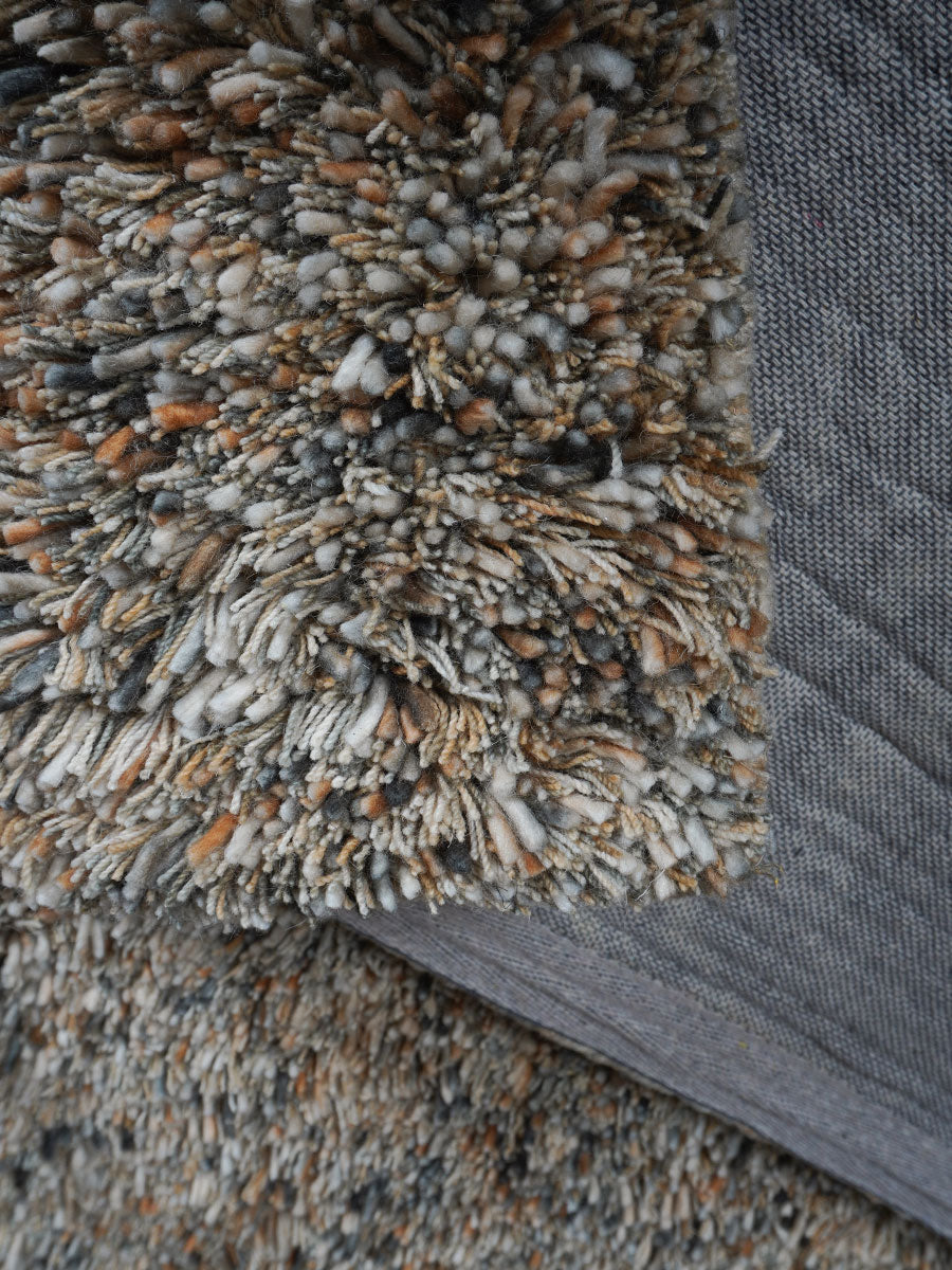 Rond vloerkleed close-up: multicolor pool en grijze afgewerkte rand