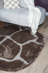 Bruin vloerkleed met lichtbeige geometrische steentekening en ronde rand