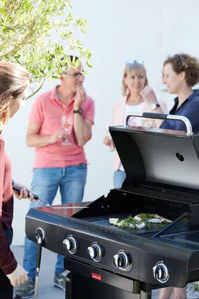 Barbecook Siesta 310 grafieten barbecue met open deksel en gegrild rooster