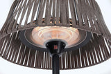 Detail van terrasverwarmer met zichtbare oranje brander in ronde kap van lamellen.