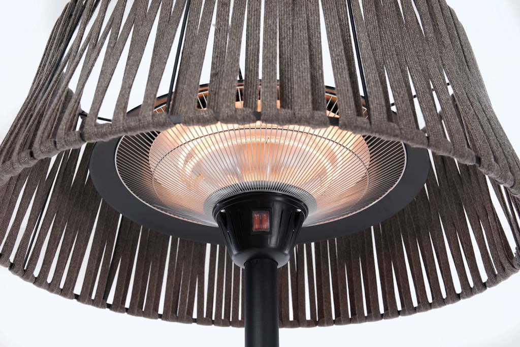 Detail van terrasverwarmer met zichtbare oranje brander in ronde kap van lamellen.