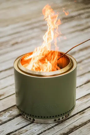 Deepolive vuurkorf met staander, brandende vlammen in metalen cilinder