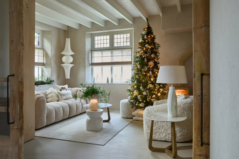 Rivièra Maison Bowery poef in ivoorkleurig pluche, zichtbaar naast de kerstboom