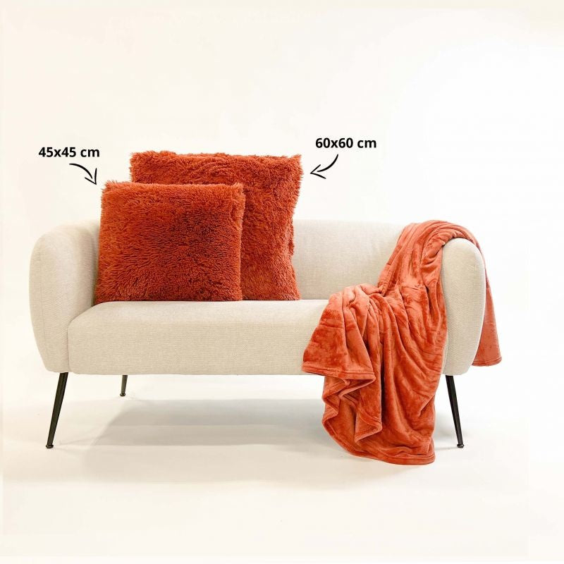 Sierkussen 60x60 cm met pluizige shag, oranje, op beige bank