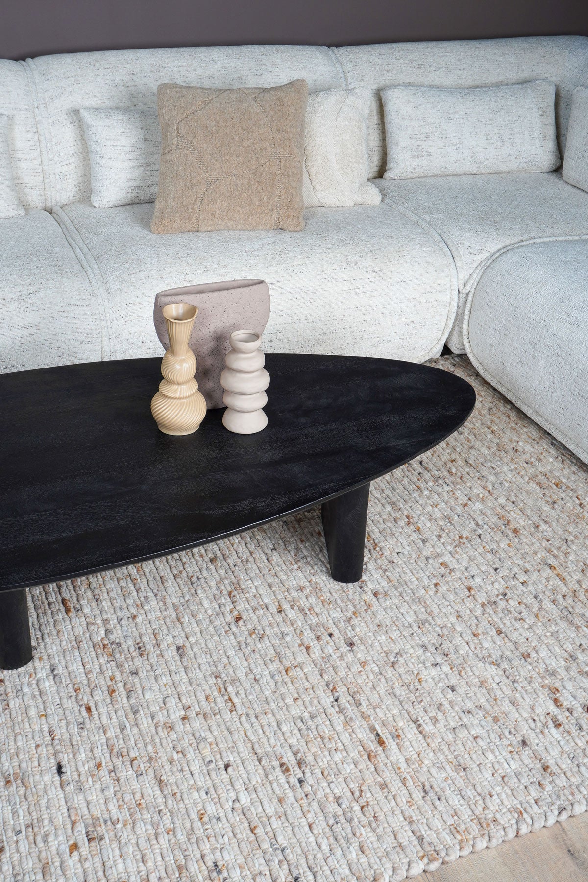Vloerkleed in donkerbeige melange met subtiele verticale streepjes