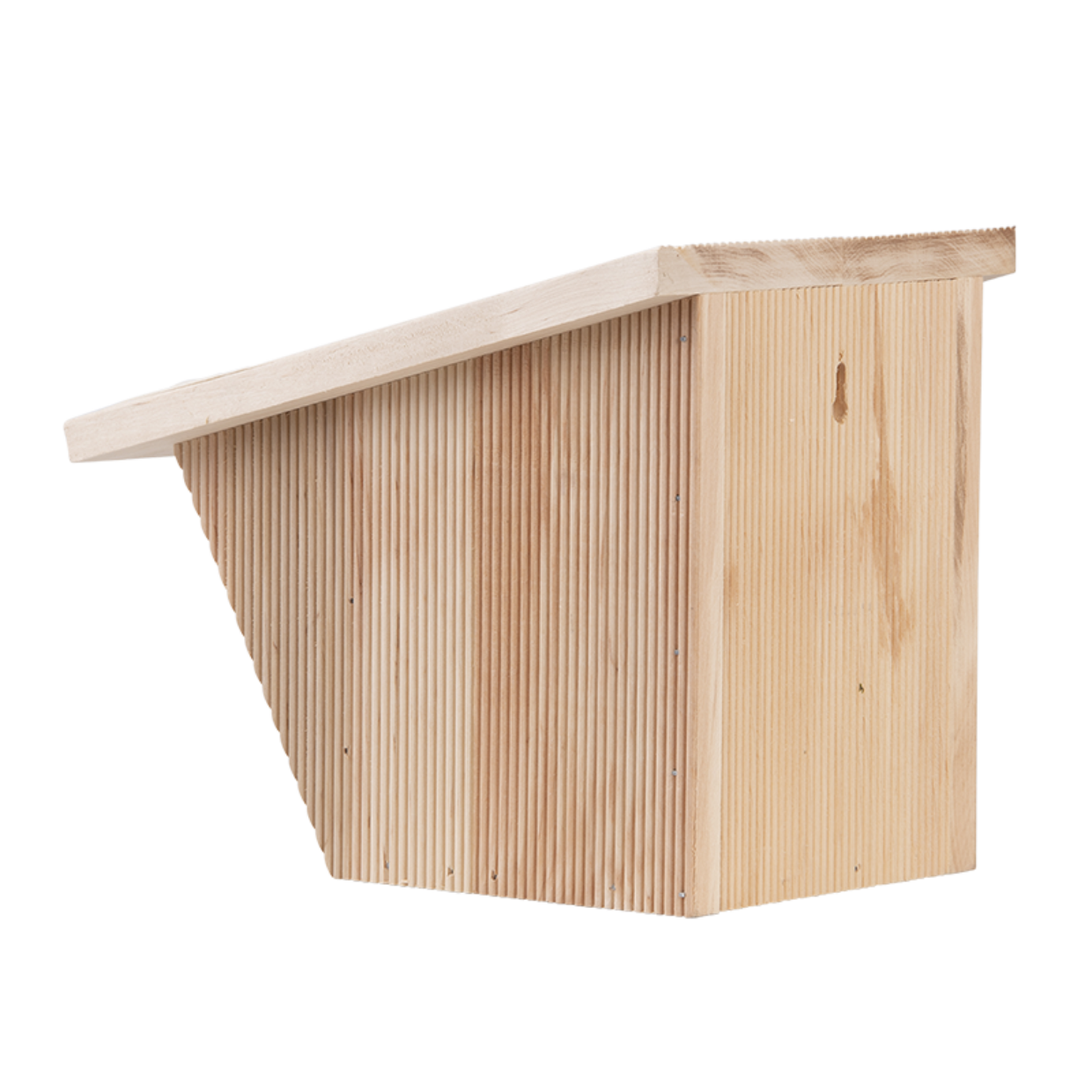 Houten nestkast met verticale planken en schuin dak