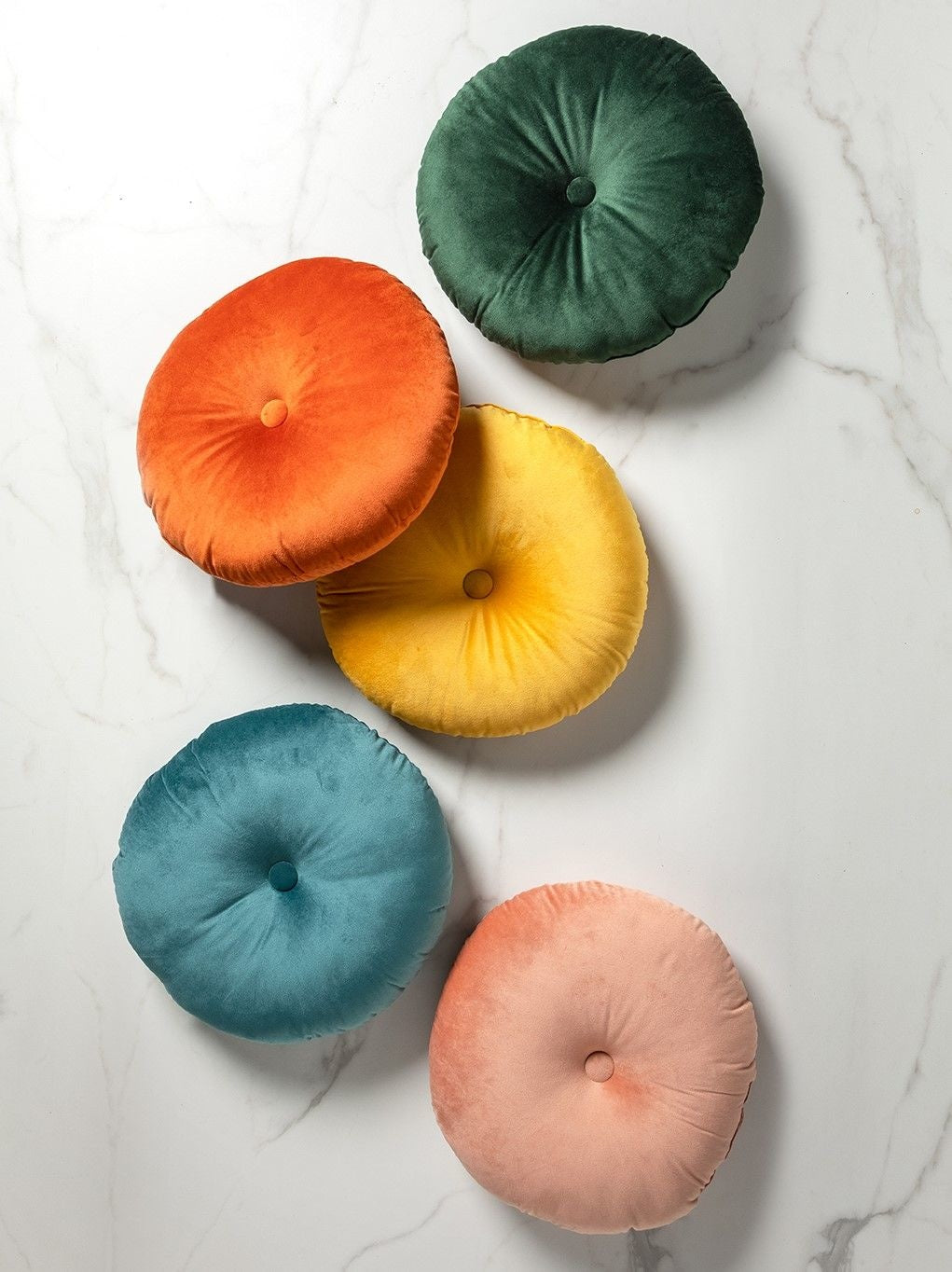 Ronde sierkussens Olly in groen, oranje, geel, blauw en roze met knoopdetail