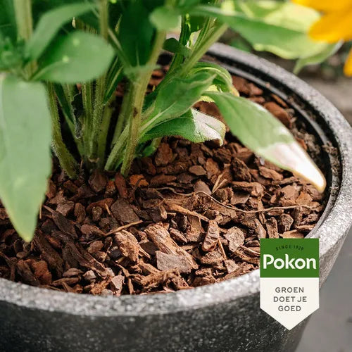 Emmer met bruine boomschors en groen Pokon-doet-je-goed label