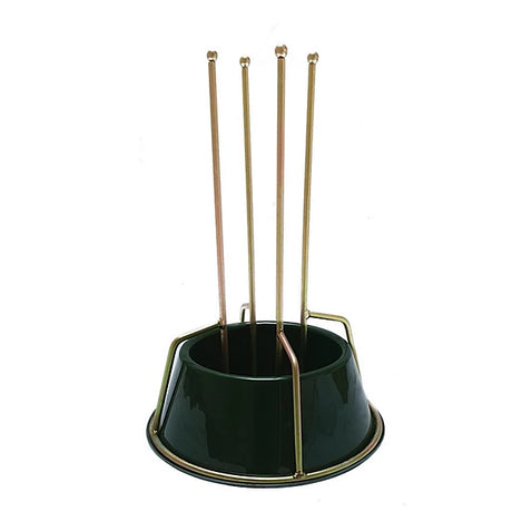 Kerstboomstandaard met ronde groene voet en vier metalen staanders met goudkleurige knoppen.