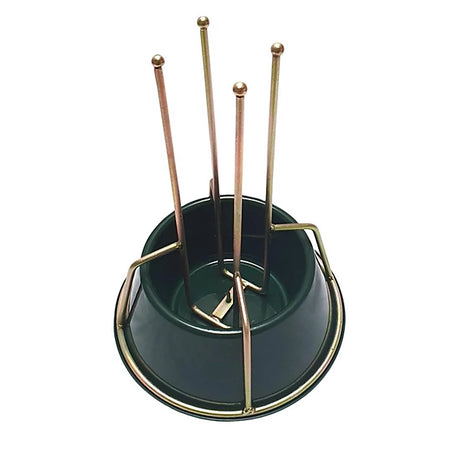 Kerstboomstandaard met groene voet, ringrand en vier rechtopstaande metalen staven.