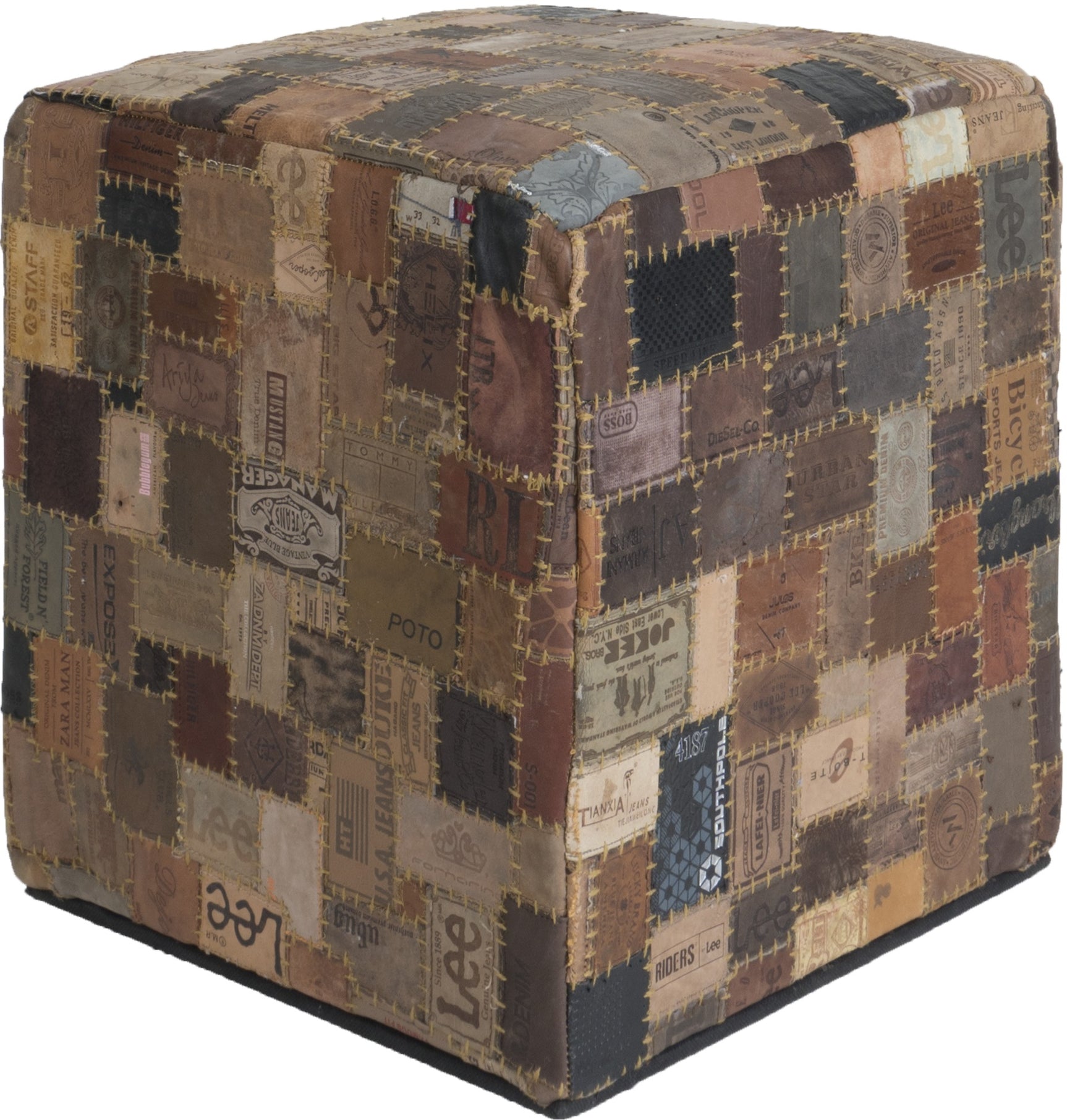 Poef Royal Labels in bruin-beige patchwork met rechthoekige labelprint en kubusvorm