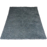 Donkerblauw hoogpolig karpet met korte pool en rechte randen.