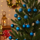 Blauwe kunststof kerstballen met zilveren ophanghaken aan een kerstboom, glans en glitter