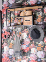 Wandkast met open vak en houtlade, met hoed en mand erop, zwart frame