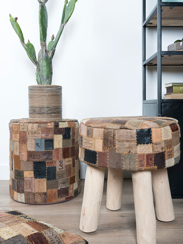 Ronde poef met patchwork labels in bruine en blauwe tinten, op houten pootjes