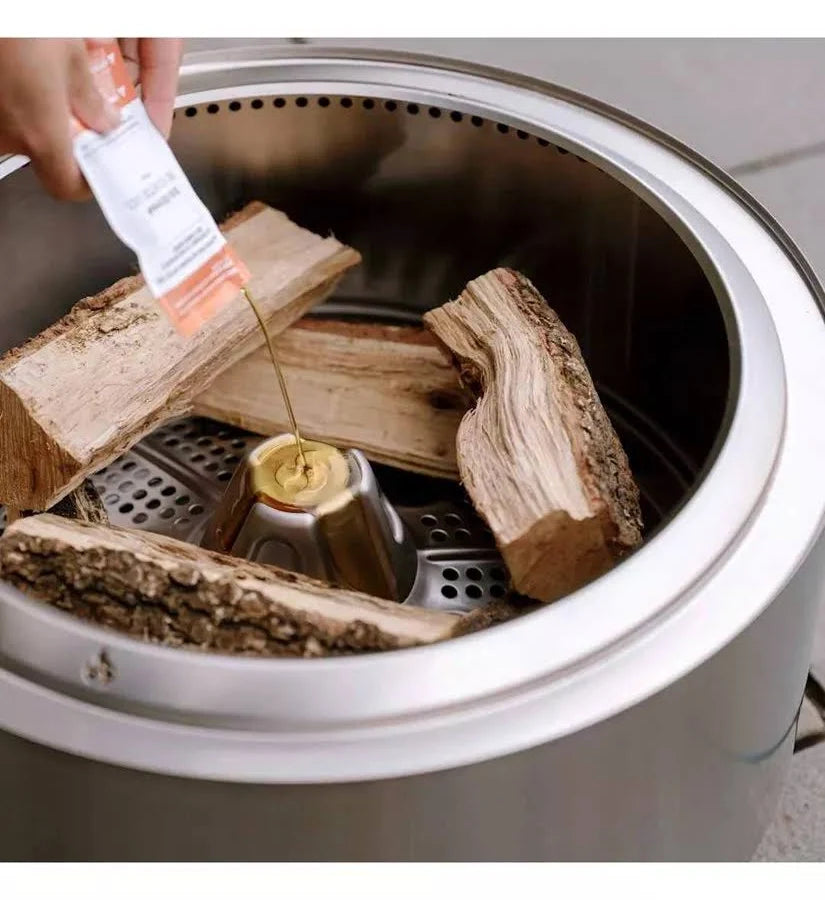 Solo Stove Summit vuurkorf interieur met houtblokken en aanmaakstukjes, ronde opening