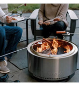 Solo Stove Summit vuurkorf met brandende houtblokken en vlammen, schuine hoek