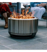 Solo Stove Summit vuurkorf met vlammen in roestvrijstalen cilinder, open bovenkant