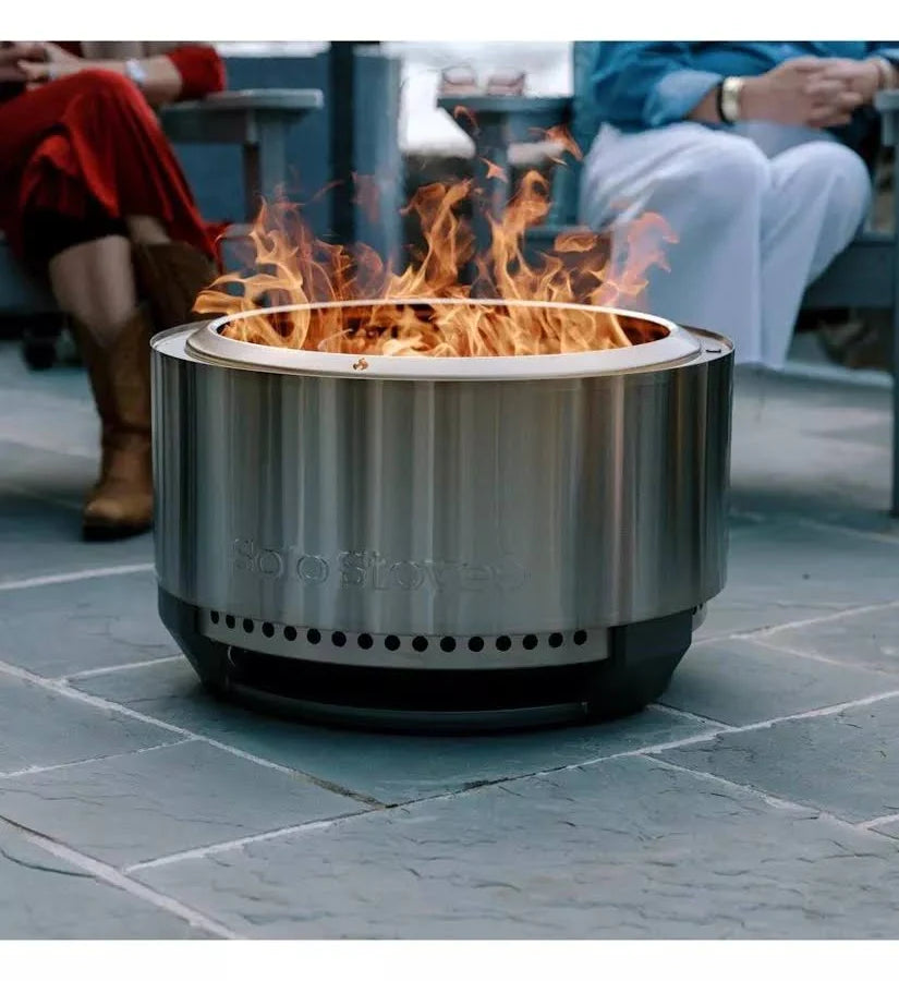 Solo Stove Summit vuurkorf met vlammen in roestvrijstalen cilinder, open bovenkant