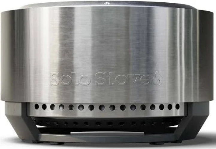 Solo Stove Summit vuurkorf met gegraveerd logo en ventilatiegaatjes onder de rand