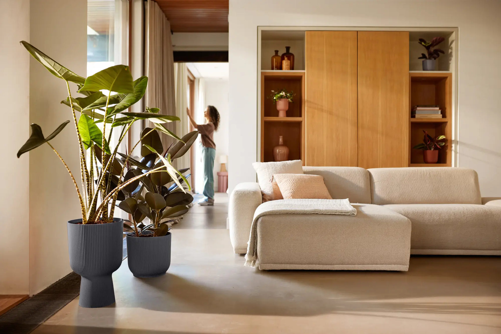 Twee Elho Vibes fold plantenbakken 30 cm antraciet met groene planten in woonkamer