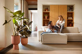 Elho bloempot met planten, delicate roze, opstelling in woonkamer