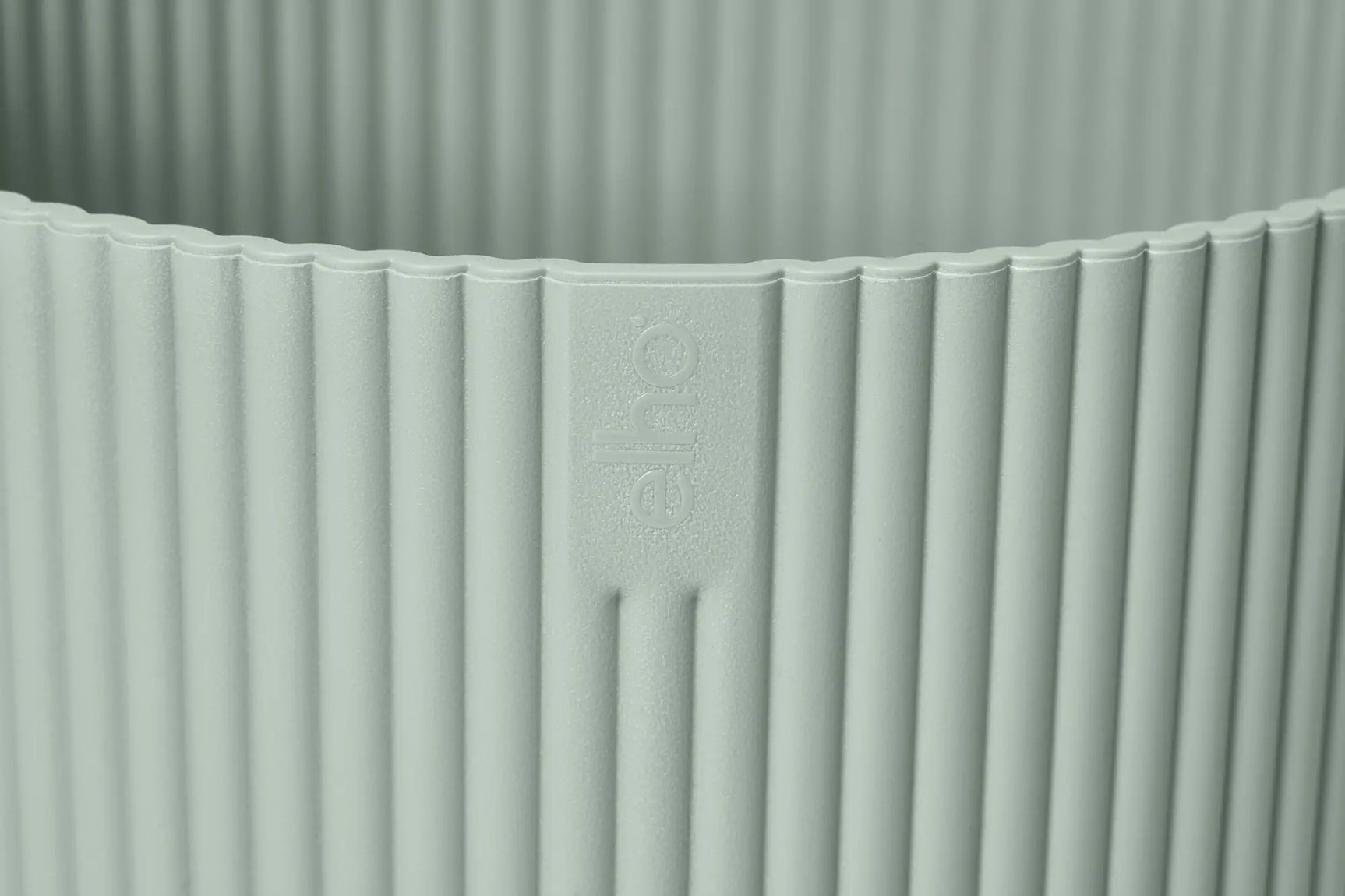 Elho Vibes Fold plantenbak, close-up geribbelde wand en opstaande rand