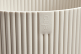 Elho mini bloempot, close-up geribde linnen-witte wand met logo