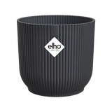 Ronde antracietgrijze plantenpot met verticale ribbels en elho-logo