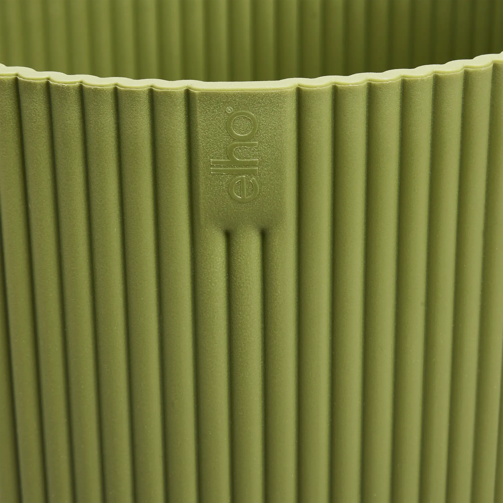 Elho Vibes fold plantenbak detail, olijfgroen reliëf en logo