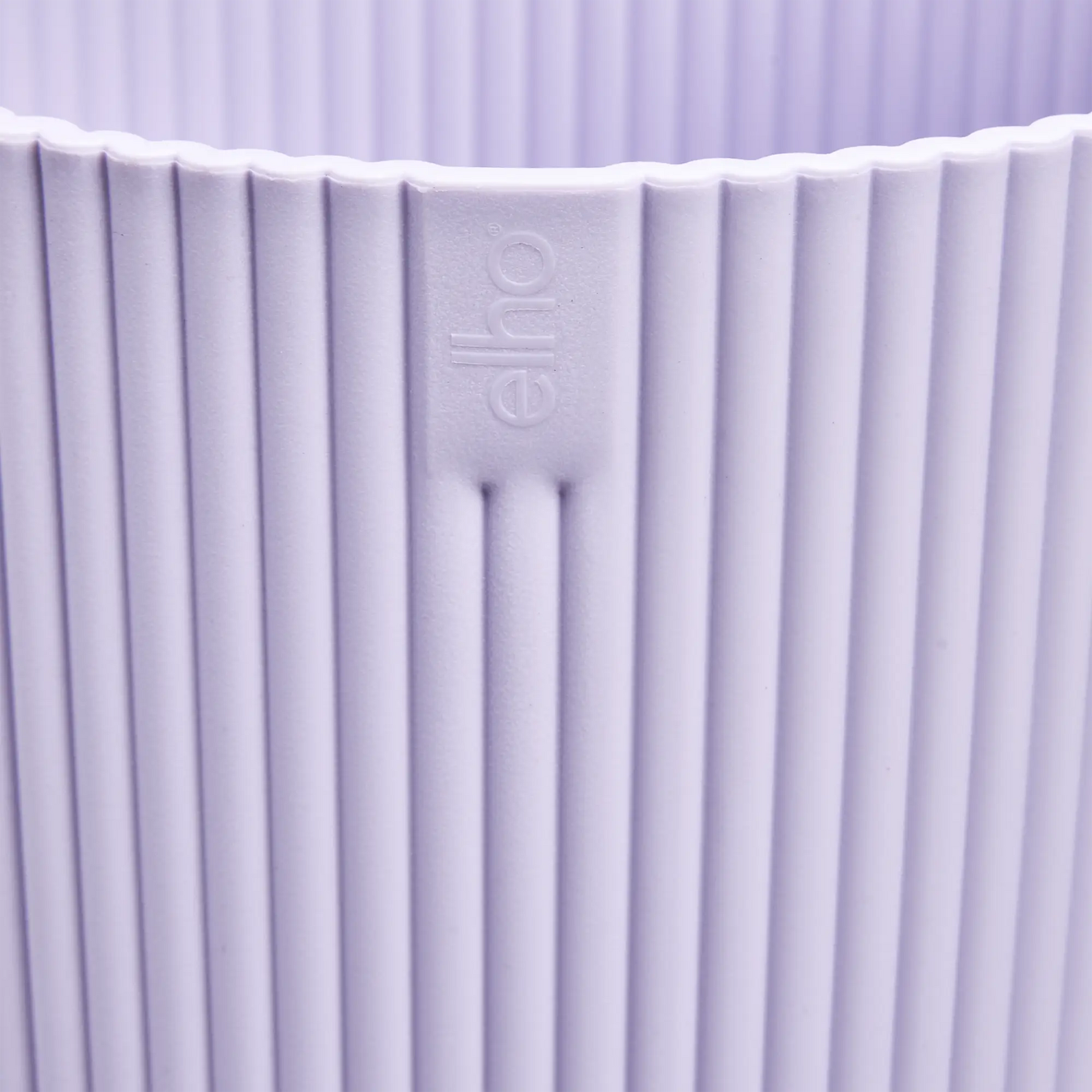 Elho Vibes fold mini bloempot, close-up van opdruk op zacht lila rand